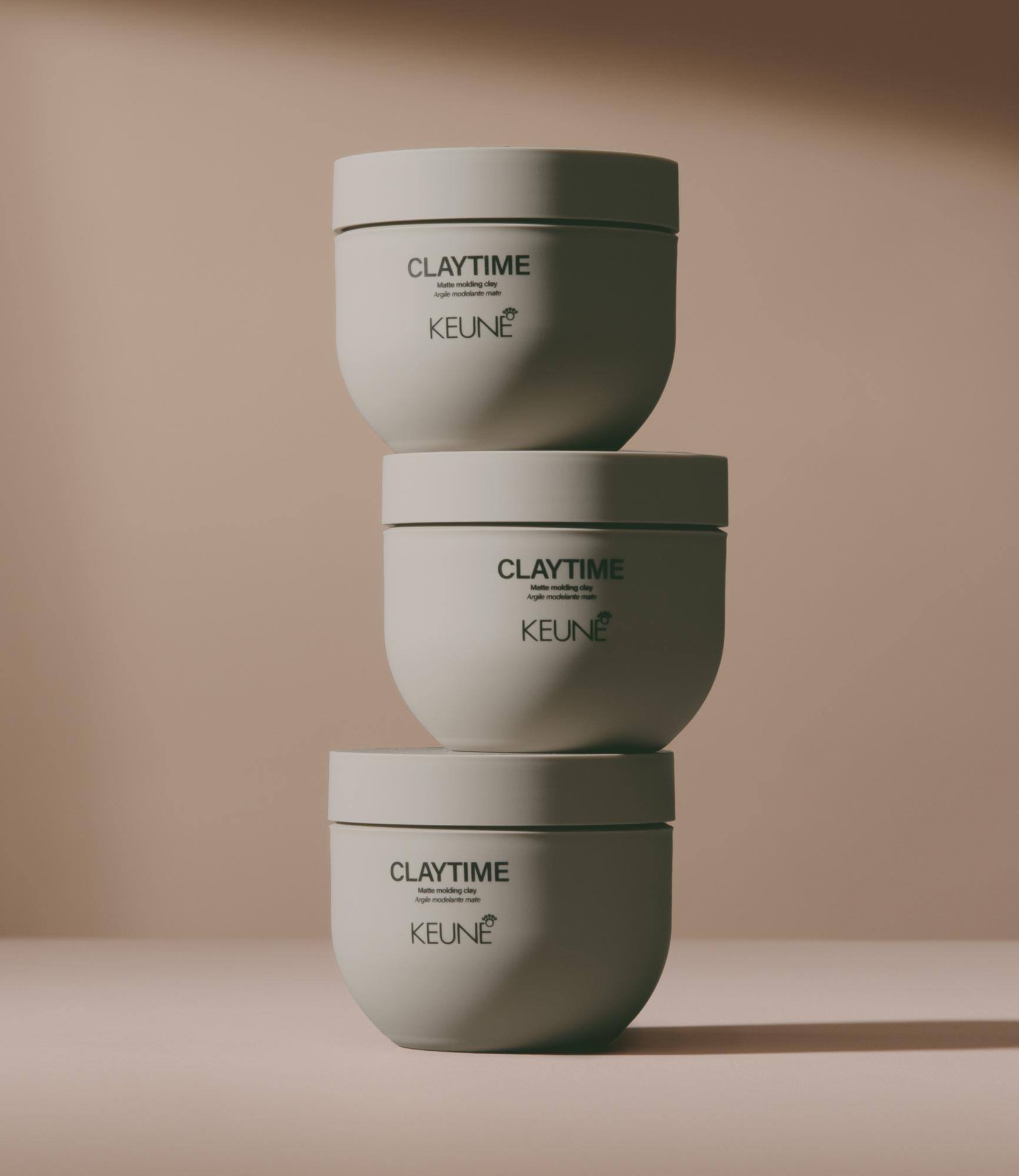 Transforme ton style avec le claytime matte molding clay de Keune, un gel cheveux qui crée des looks ludiques et absorbe l'excès de sébum.